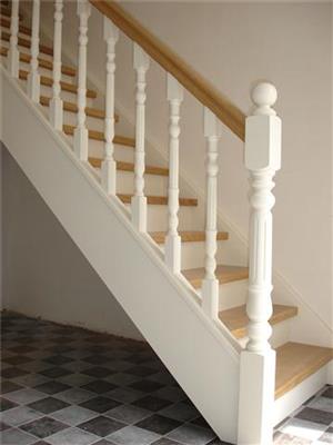 Landelijke trap met gedraaide balusters