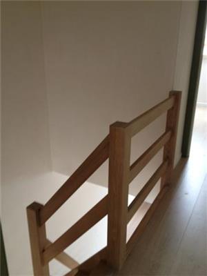 Houten balustrade voor vide