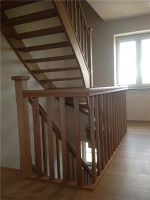 Houten trap met balustrade