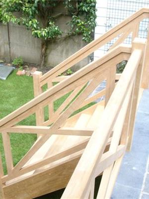 Balustrade buitentrap met kruisen