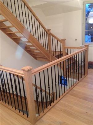 Trap met smeedijzeren balustrade