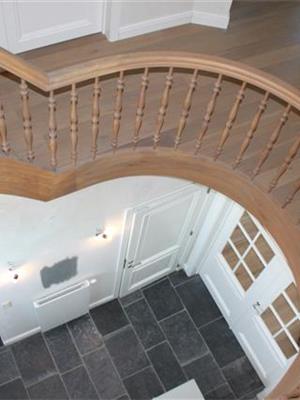 Trapbordes met gedraaide balusters