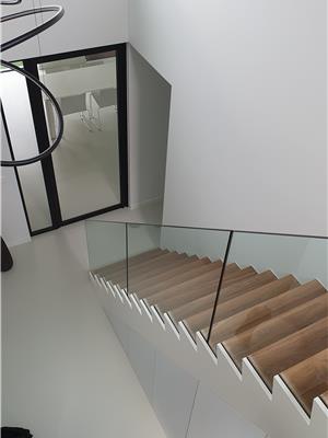 Z-trap in Amerikaanse notelaar balustrade in glas